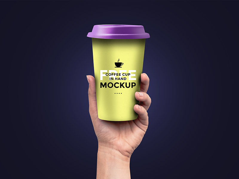40 Mockups de Caneca e Copo de Papel Grátis 14 Coffee Cup Hand Mockup 40 Mockups de Caneca e Copo de Papel Grátis