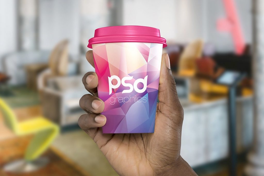 paper coffee cup in hand mockup 40 Mockups de Caneca e Copo de Papel Grátis