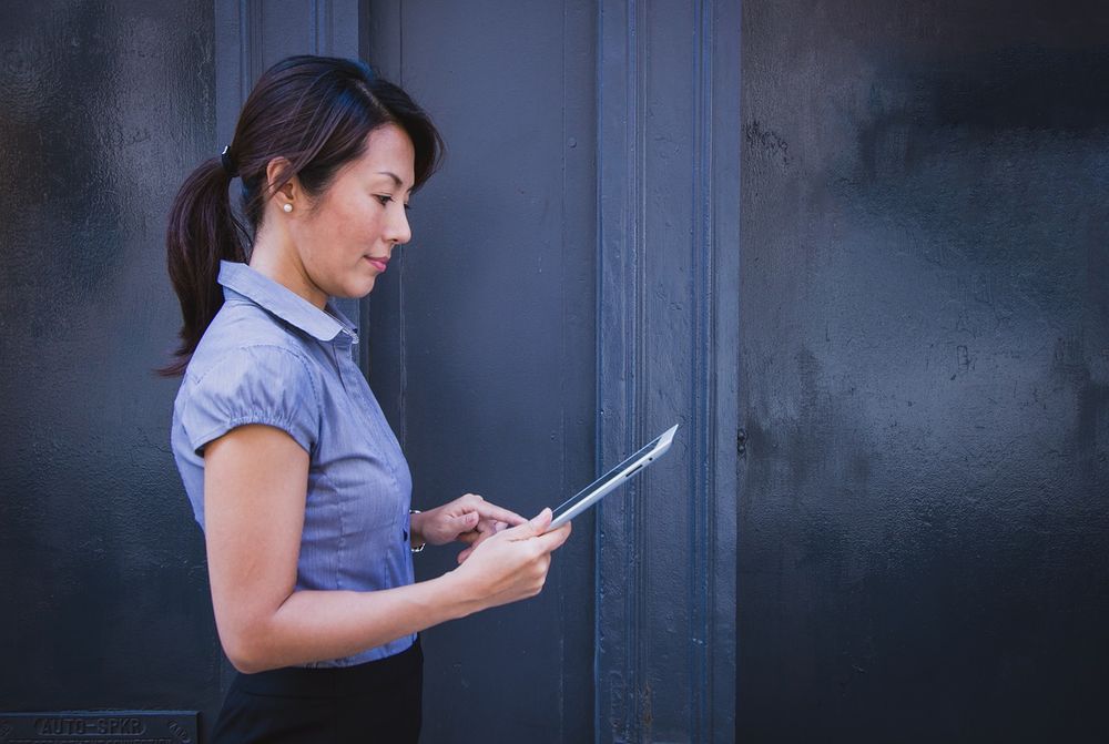 A young women reading ipad