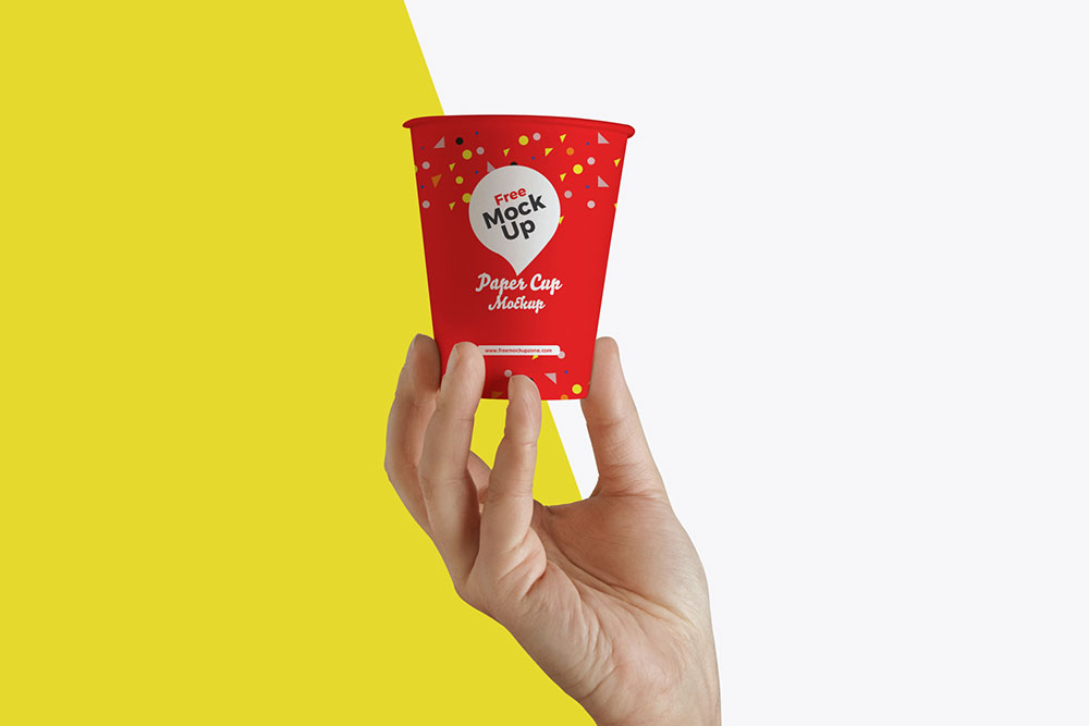 40 Mockups de Caneca e Copo de Papel Grátis 26 Free Hand Holding Paper Cup Mockup 40 Mockups de Caneca e Copo de Papel Grátis