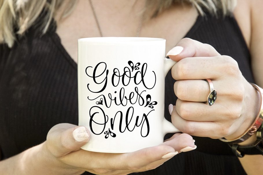 Girl woman holding coffee mug mockup 40 Mockups de Caneca e Copo de Papel Grátis