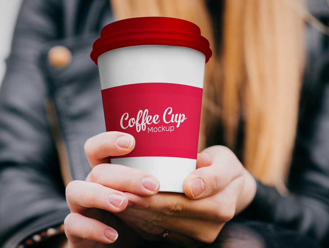 40 Mockups de Caneca e Copo de Papel Grátis 39 Paper Coffee Cup in Hand PSD Mockup 40 Mockups de Caneca e Copo de Papel Grátis