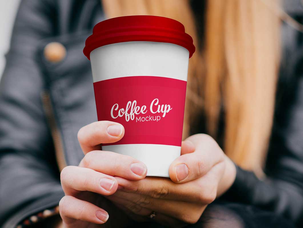 Paper Coffee Cup in Hand PSD Mockup 40 Mockups de Caneca e Copo de Papel Grátis