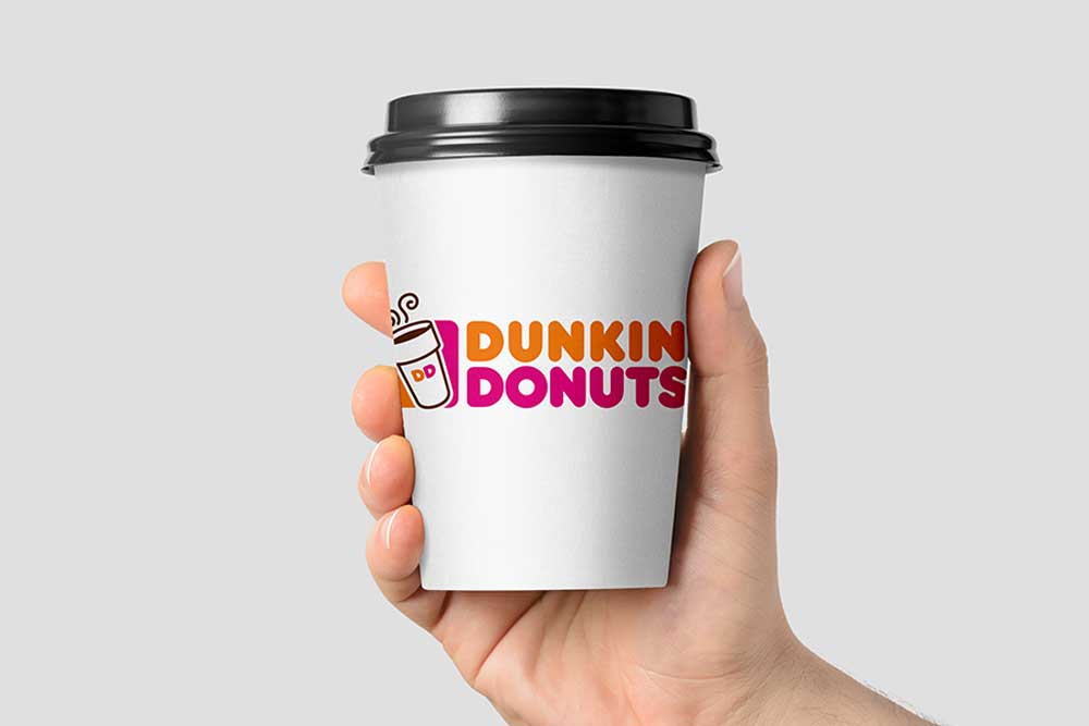 coffee cup in hand mockup 40 Mockups de Caneca e Copo de Papel Grátis