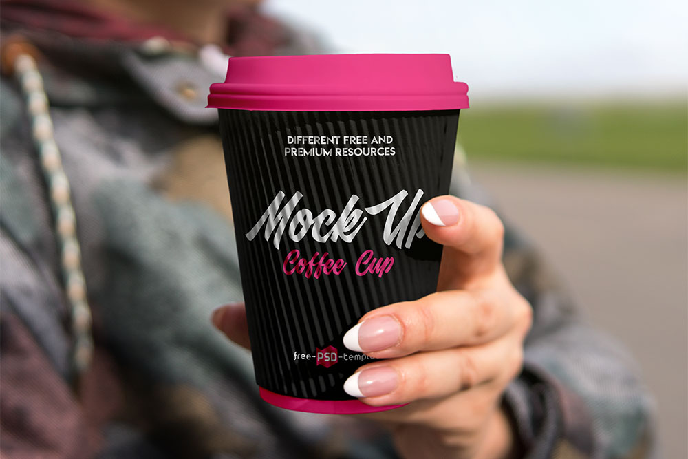 coffee cup in hand mockup2 40 Mockups de Caneca e Copo de Papel Grátis