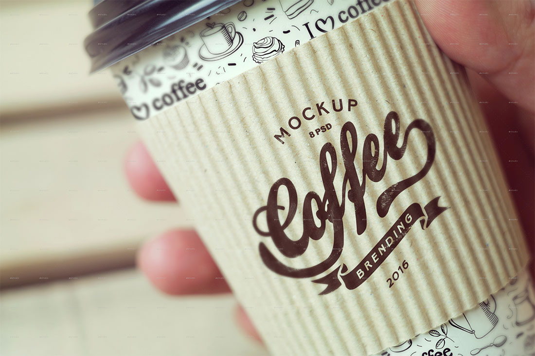 coffee cup in hand mockup4 40 Mockups de Caneca e Copo de Papel Grátis