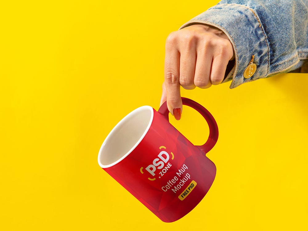 40 Mockups de Caneca e Copo de Papel Grátis 6 free Hand Holding Coffee Mug Mockup 40 Mockups de Caneca e Copo de Papel Grátis