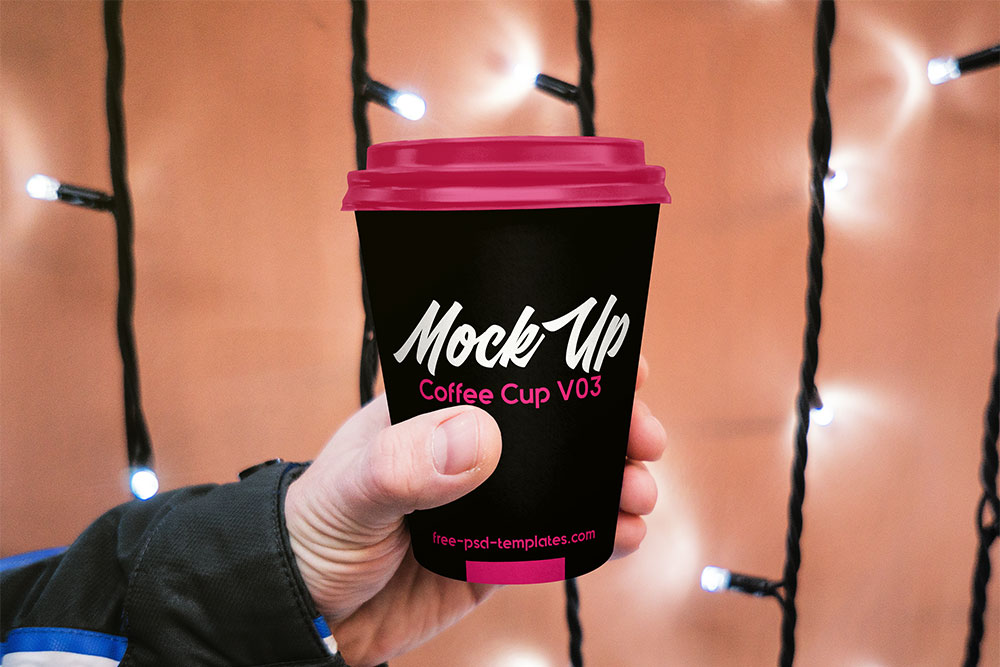 free coffee cup in hand mockup 40 Mockups de Caneca e Copo de Papel Grátis