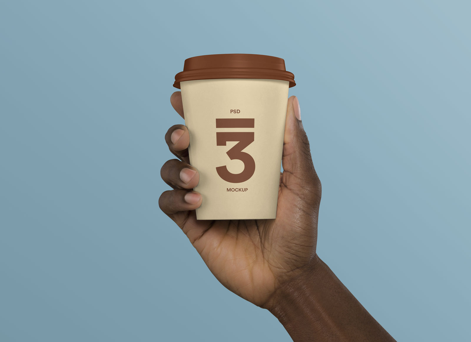 free hand holding coffee cup mockup psd 40 Mockups de Caneca e Copo de Papel Grátis