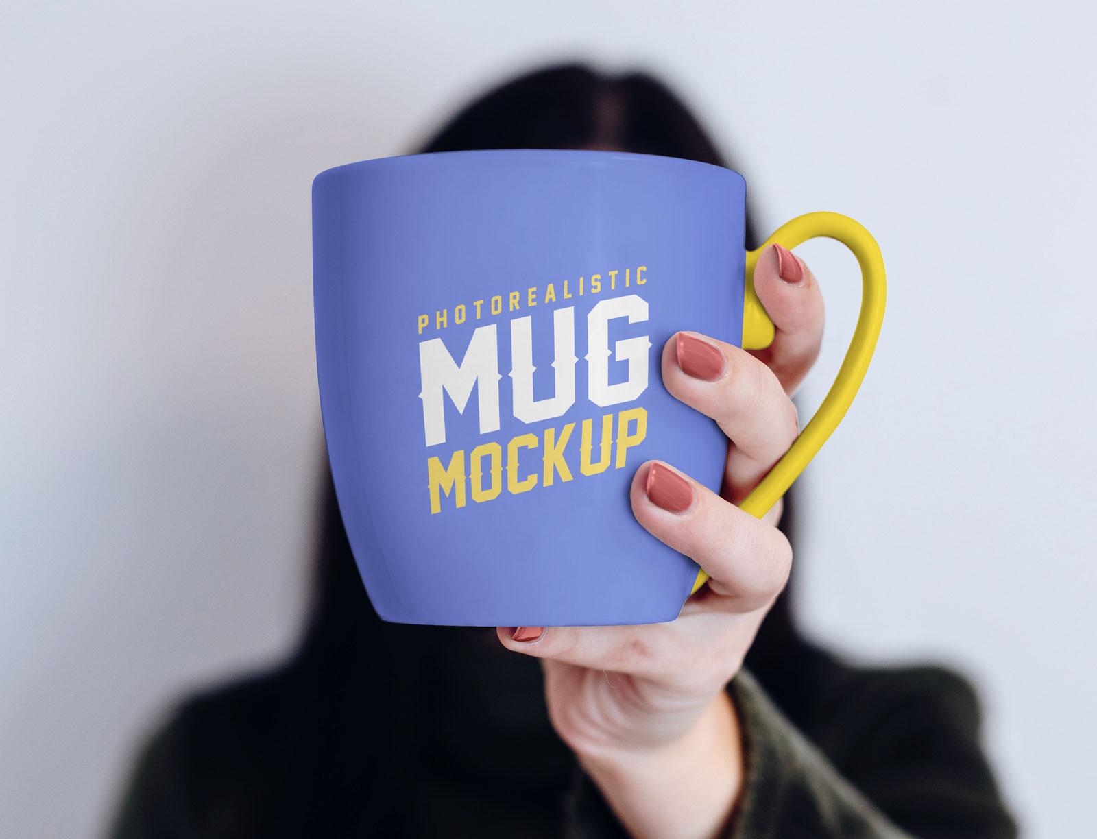 free mug in female hand mockup psd 40 Mockups de Caneca e Copo de Papel Grátis