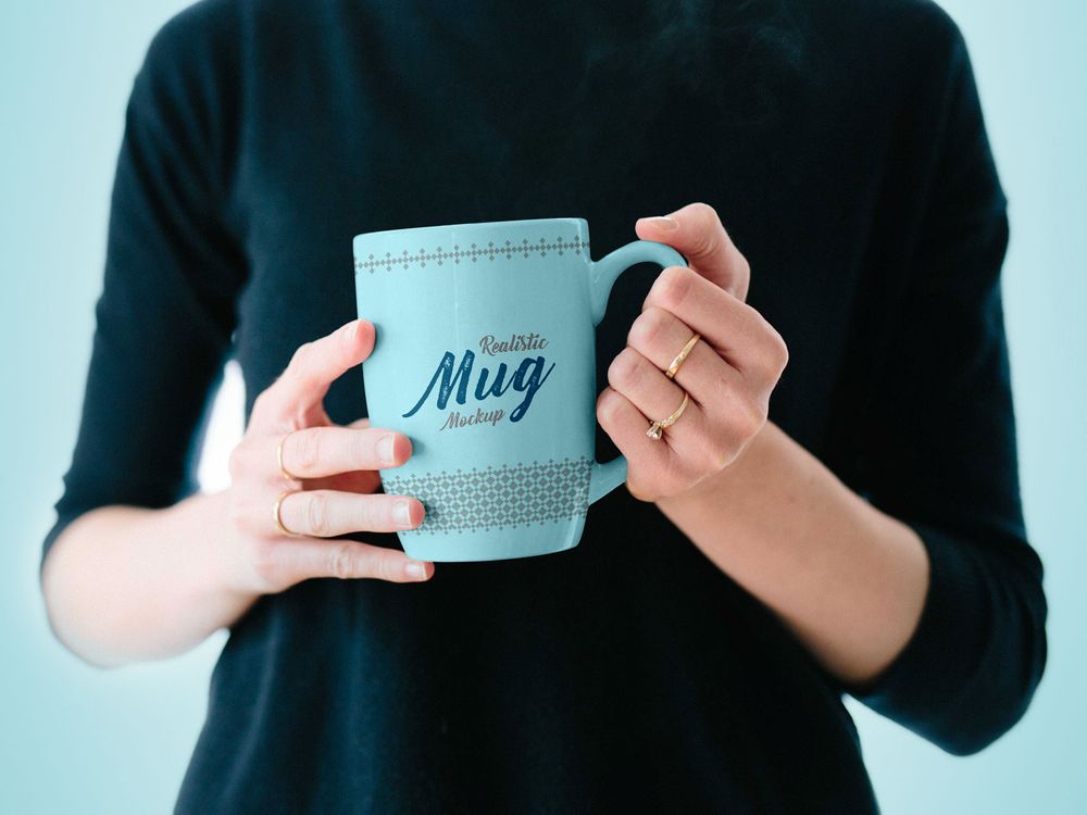 free mug in female hand mockup psd2 40 Mockups de Caneca e Copo de Papel Grátis