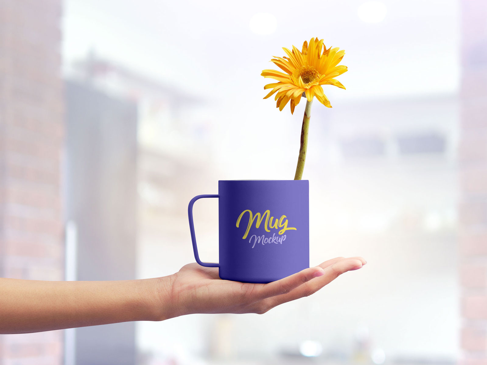 free mug on female hand mockup psd 40 Mockups de Caneca e Copo de Papel Grátis