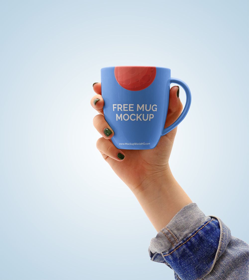 hand holding a mug free mockup 40 Mockups de Caneca e Copo de Papel Grátis