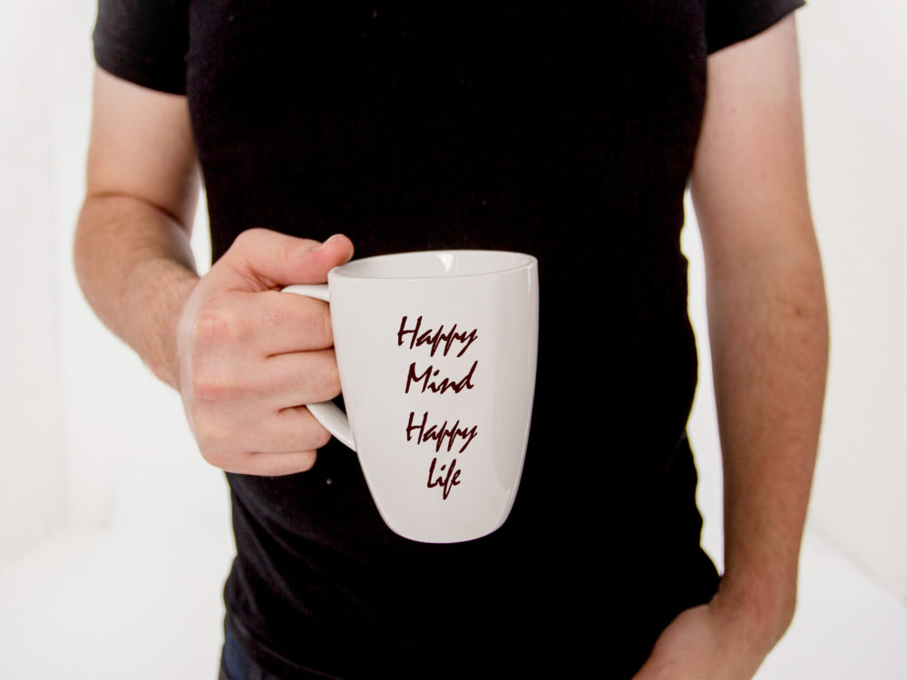 40 Mockups de Caneca e Copo de Papel Grátis 8 mug in hand mockup 40 Mockups de Caneca e Copo de Papel Grátis