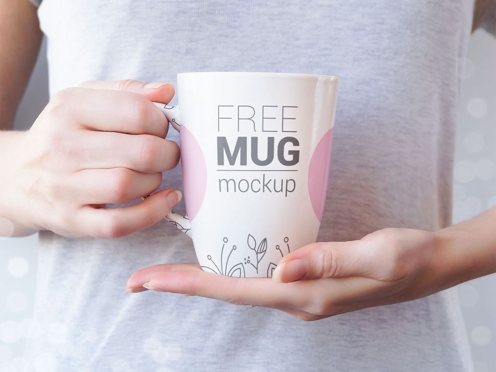 ree hand holding mug mockup psd set 40 Mockups de Caneca e Copo de Papel Grátis