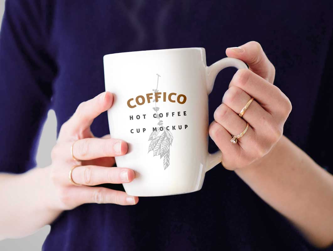 woman holding ceramic coffee mug psd mockup 40 Mockups de Caneca e Copo de Papel Grátis