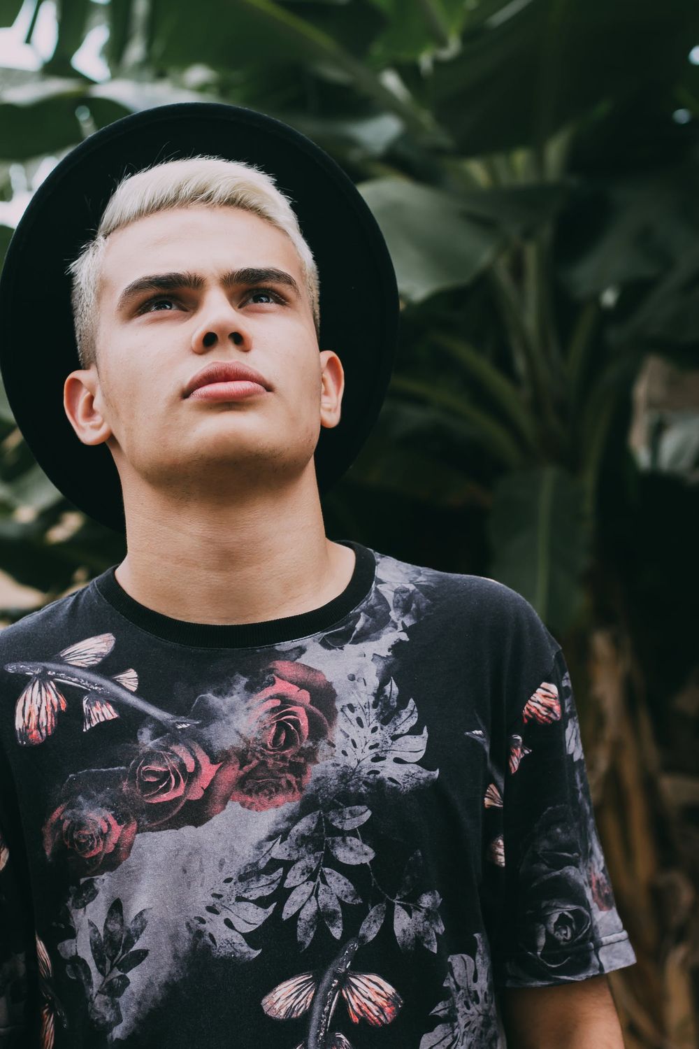 A man with black t-shirt with roses