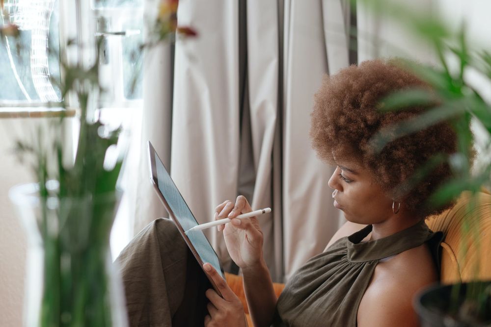 A women reading the ipad