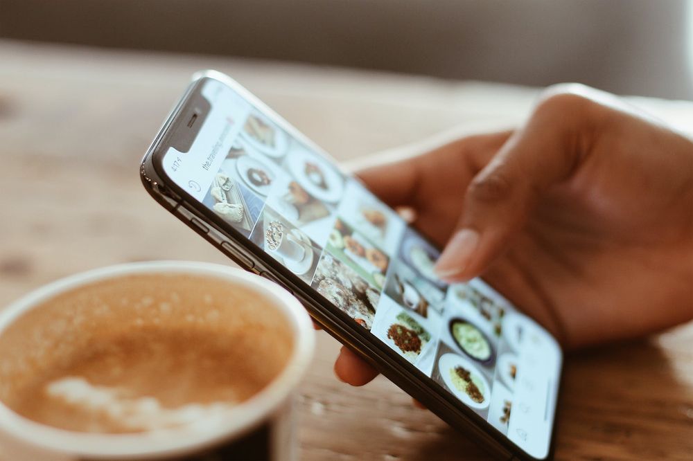 A people browsing the smartphone's screen