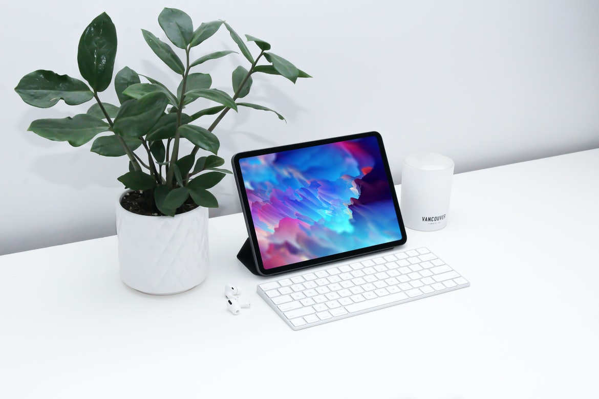 A flower and ipad on the desk