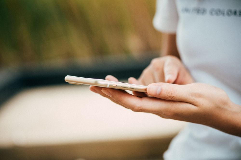 A women browsing the smartphone